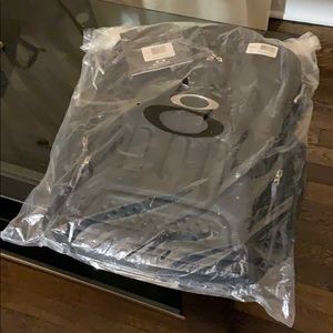 Oakley Men’s Vertical Messenger, Black